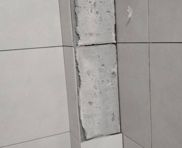 诸暨瓷砖空鼓维修公司分享下瓷砖施工前基层浇水润湿程度不足，可能导致以下问题